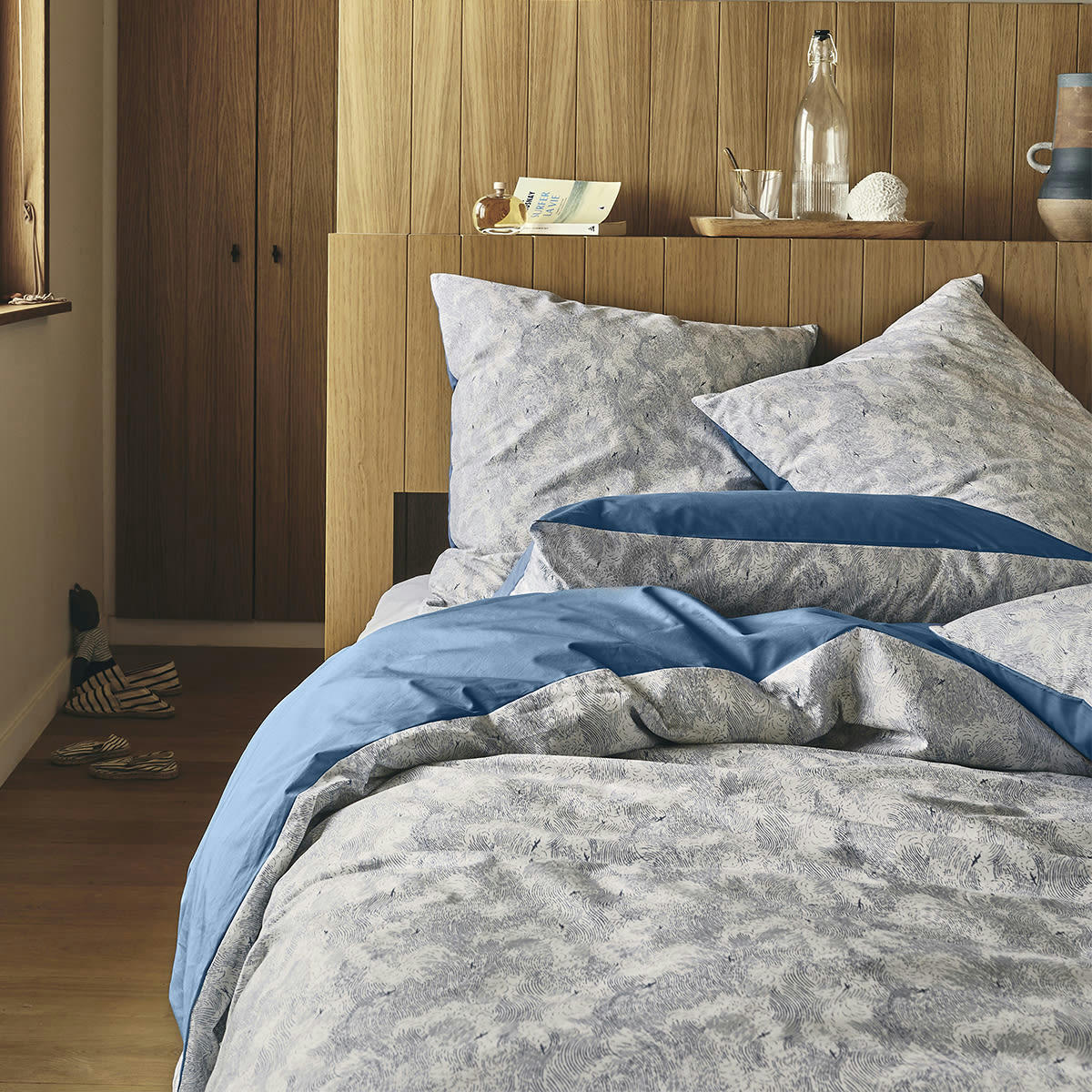 EMBRUNS - Parure de lit imprimée en coton blanc et bleu 260x240