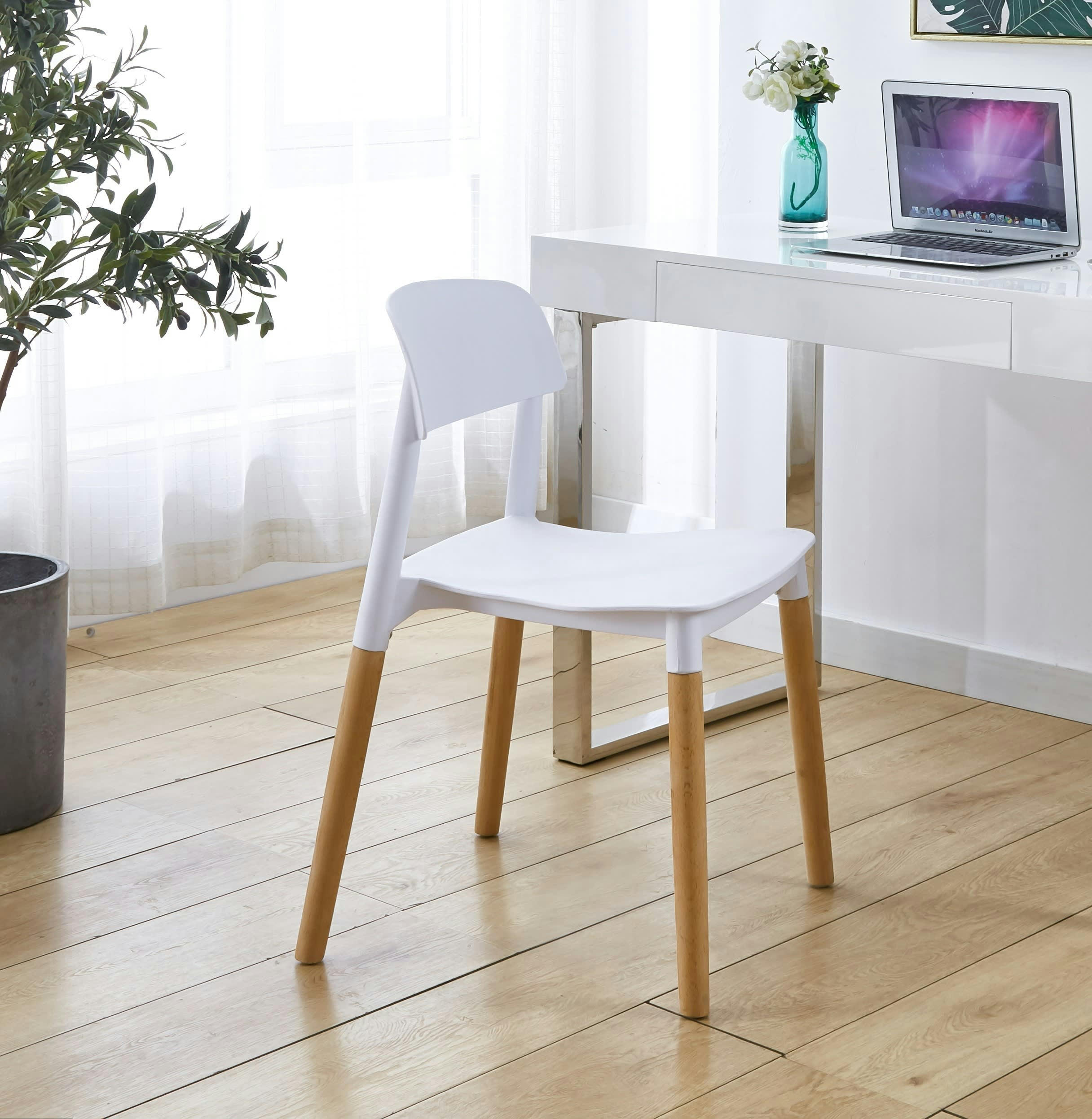 - Lot de 4 chaises scandinaves en bois et polypropylène blanc