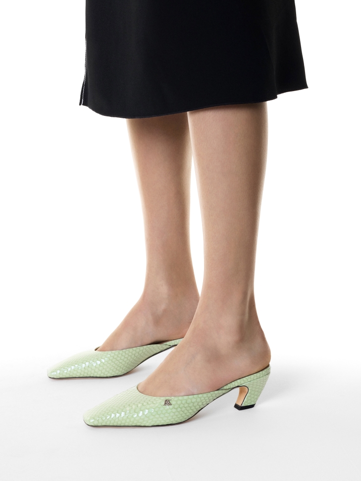 Mules with built-in front with embossed motif