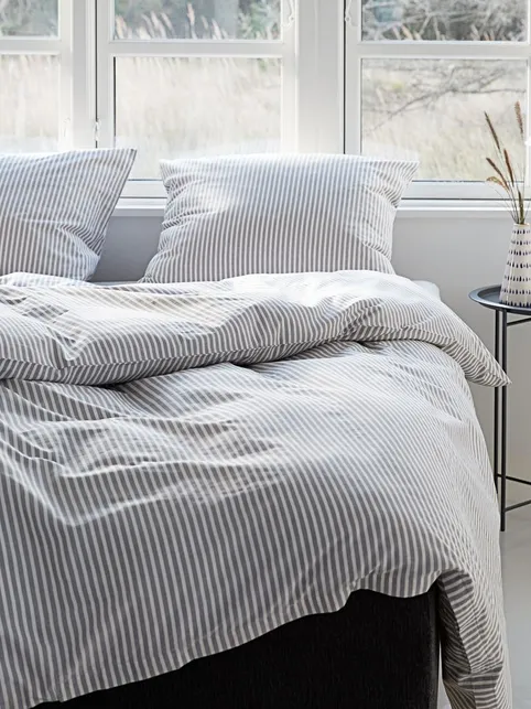 Sengetøj SUS percale garnfarvet 200x220 hvid/grå