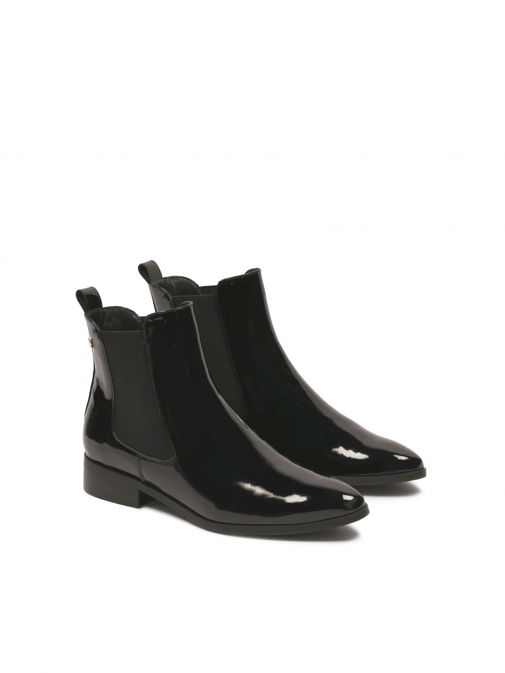 Slip-on flat-heeled boots