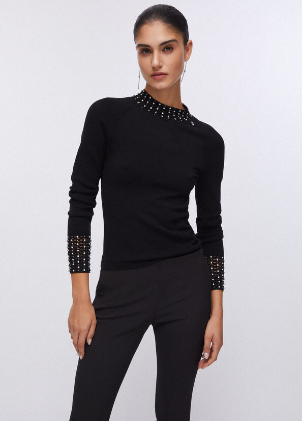 Maglia con cut-out e ricami gioiello