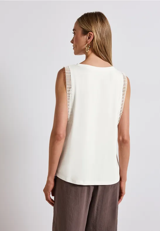 Top mit Häkeldetails