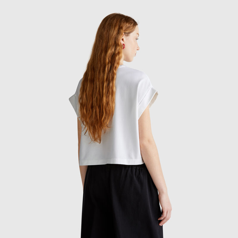 T-shirt with macramè pocket