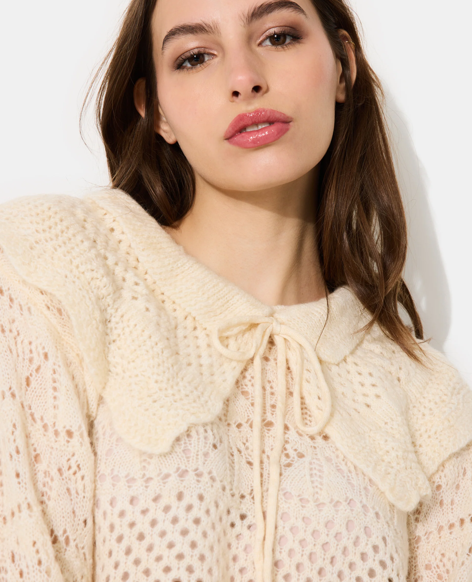Pull en maille ajourée avec double col et nouettes