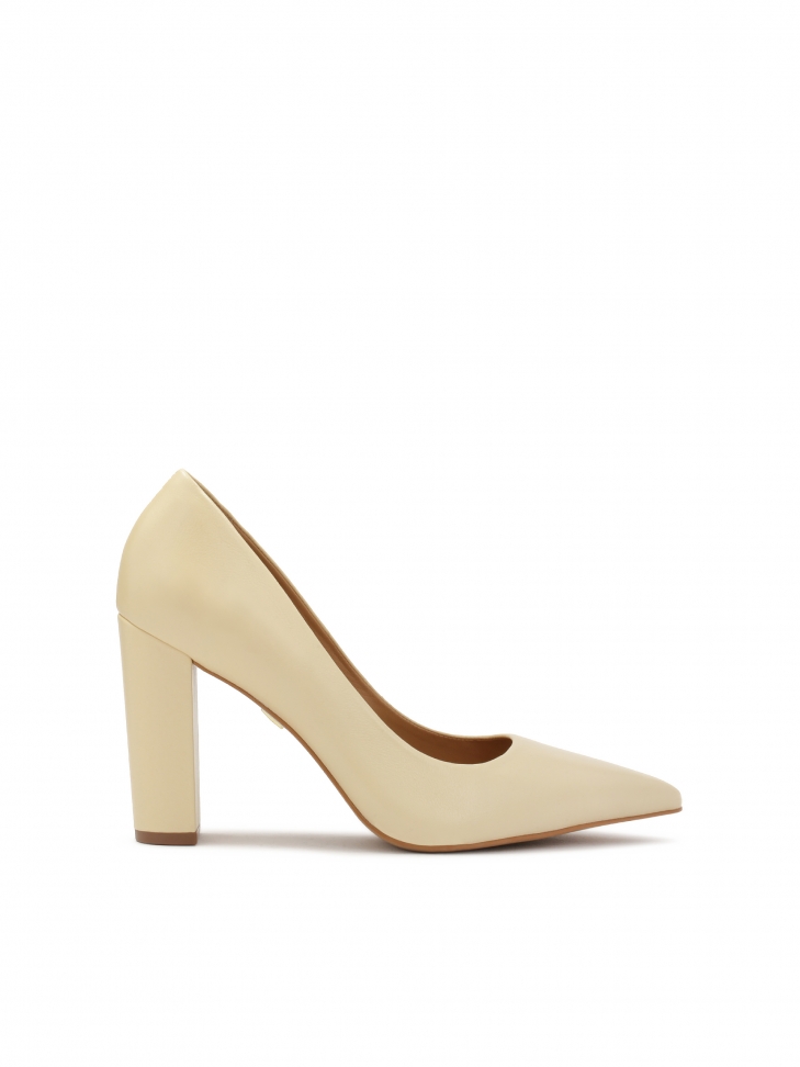Wide heel pumps in cream color