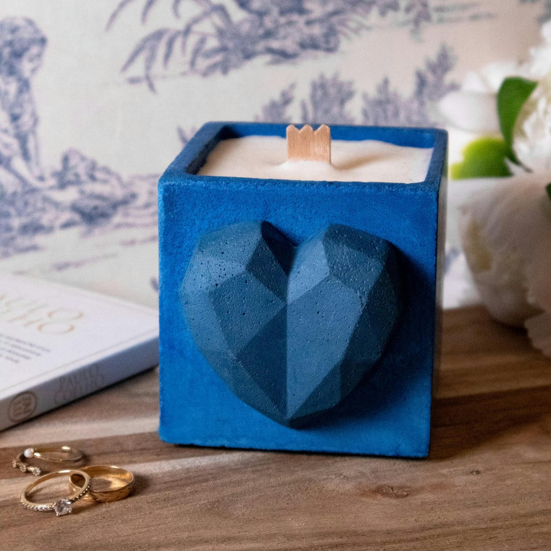 LOVE - Bougie en béton bleu pétrole parfum fleur de coton