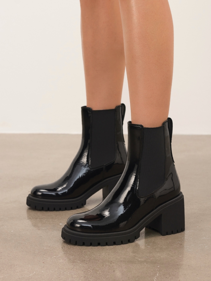 Black patent leather boots with crease effect