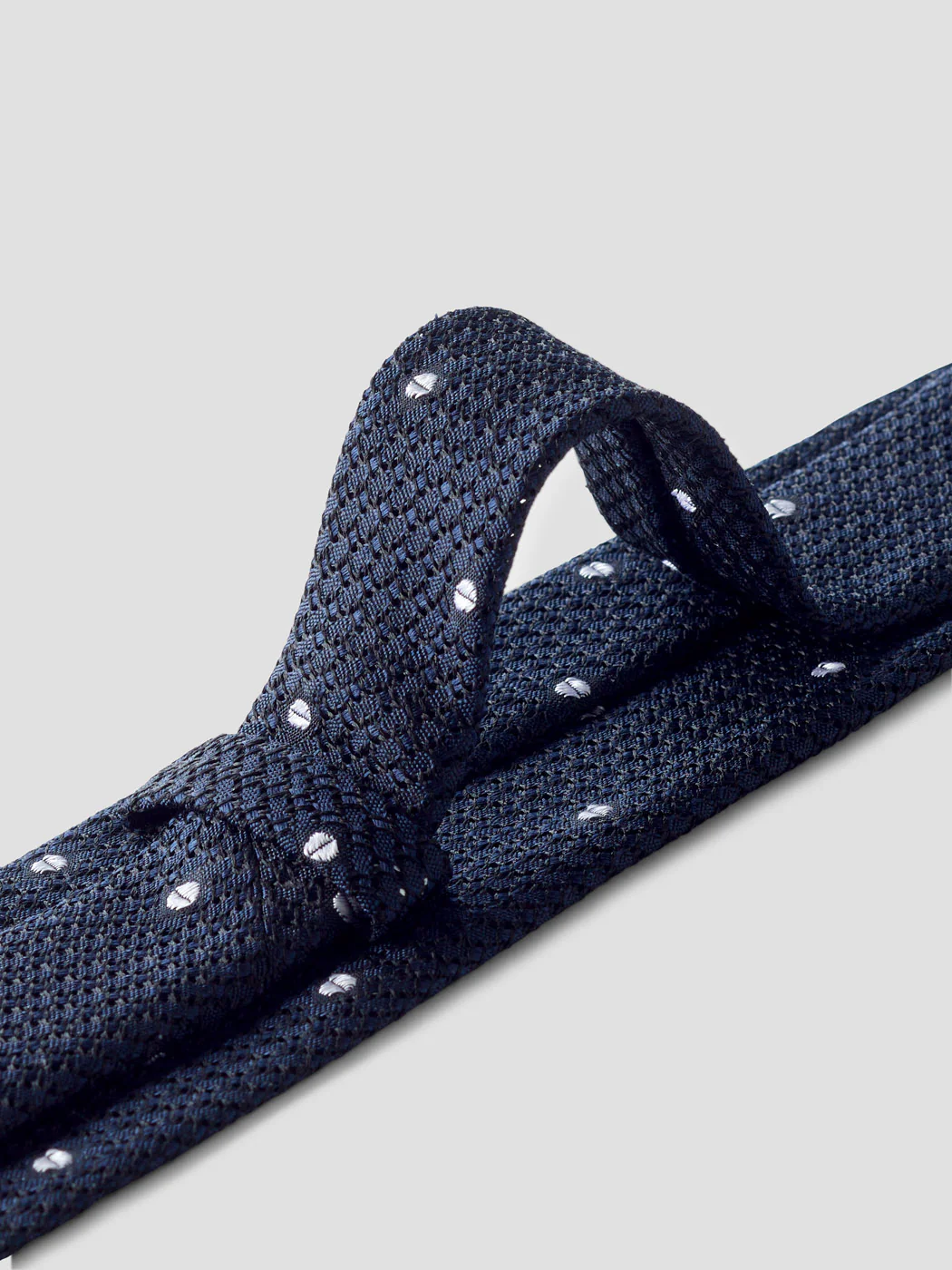 Cravate en soie à pois