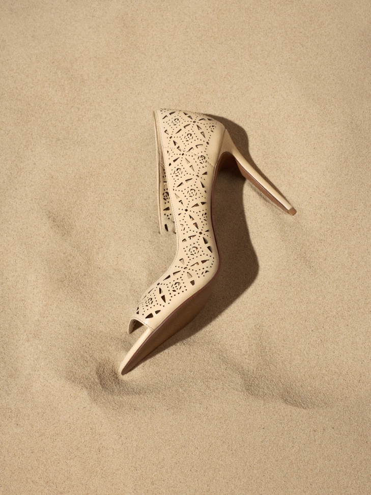 Cream peep toe pumps with openwork pattern