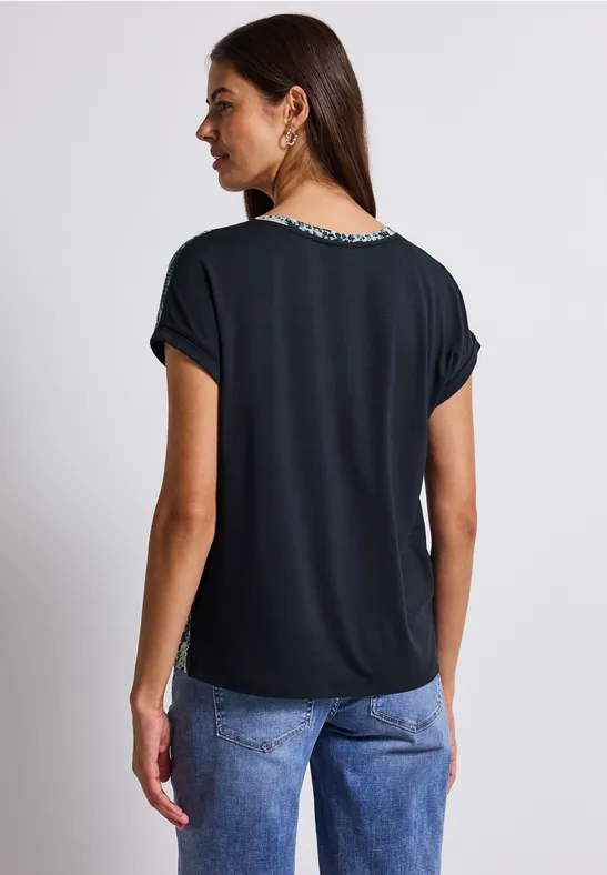 V-Neck Shirt mit Snake Print