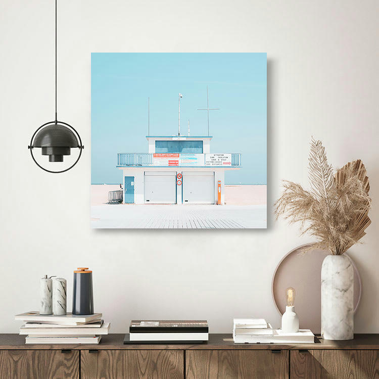 POSTE DE SECOURS - Photographie d'art de Nicolas Rottiers 80x80 cm sur plexi