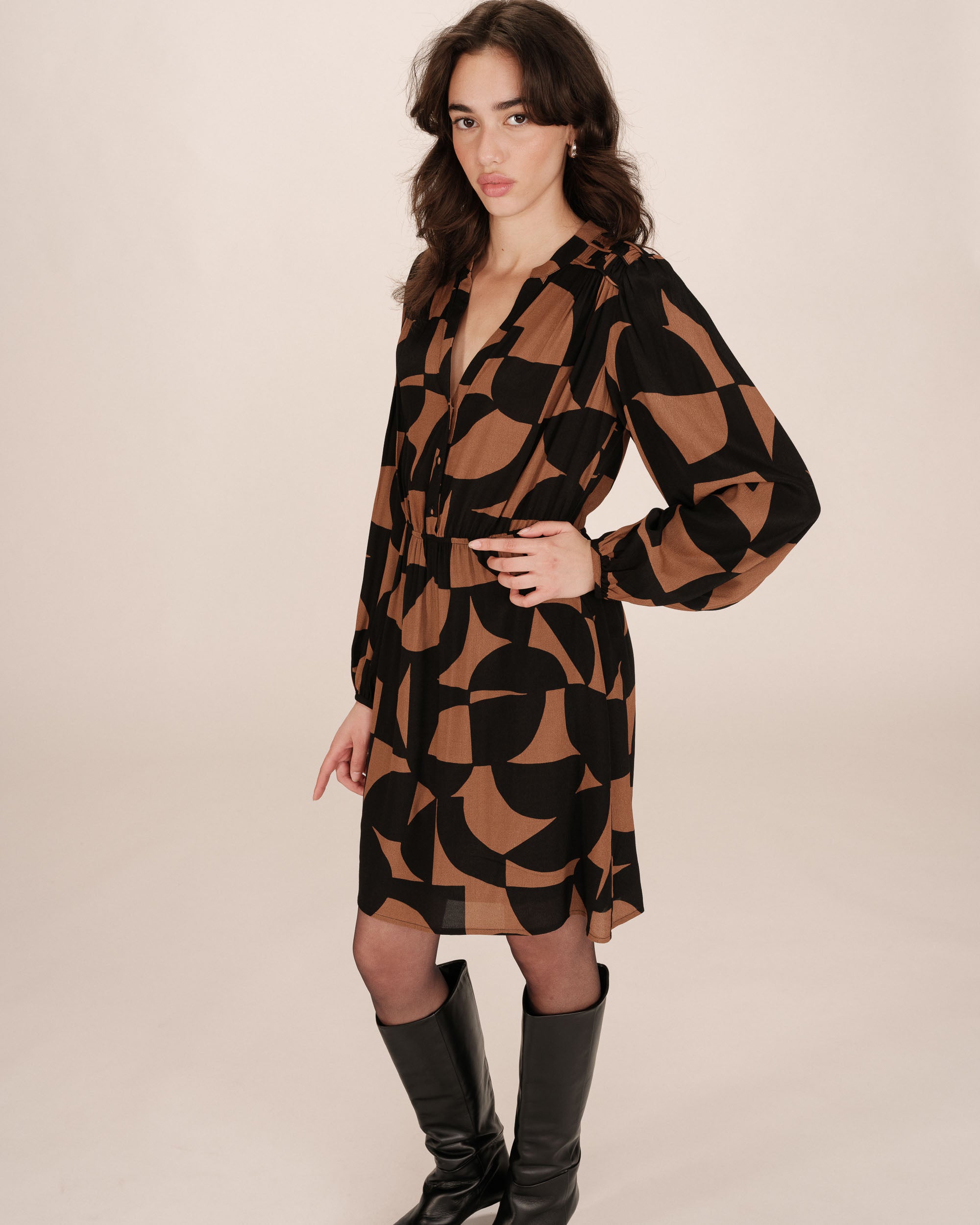 Robe courte graphique chocolat Selia