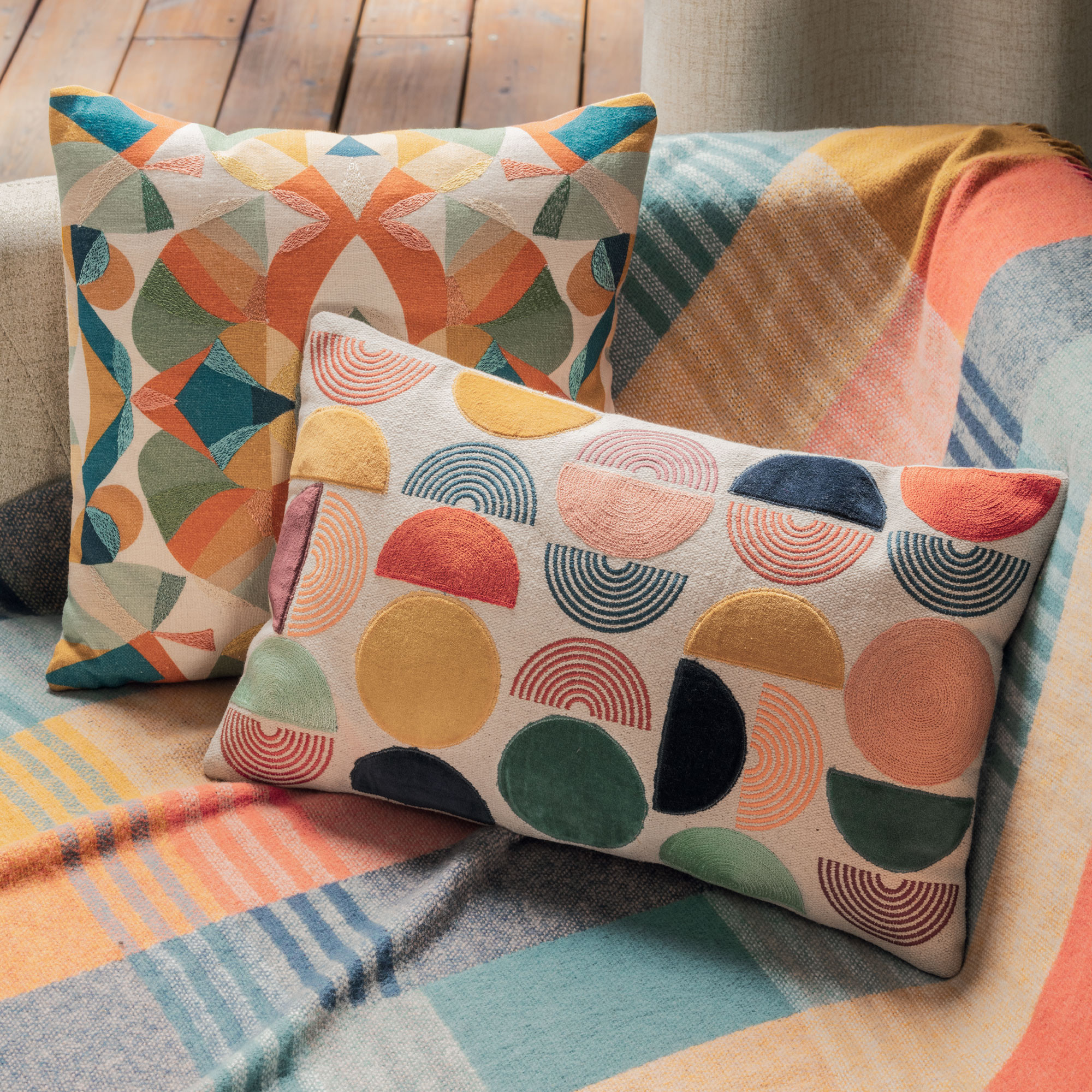 Coussin brodé et veloursAu gré des canaux