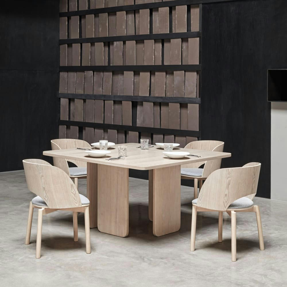 ARQ - Table à manger carrée en bois 137x137cm bois clair