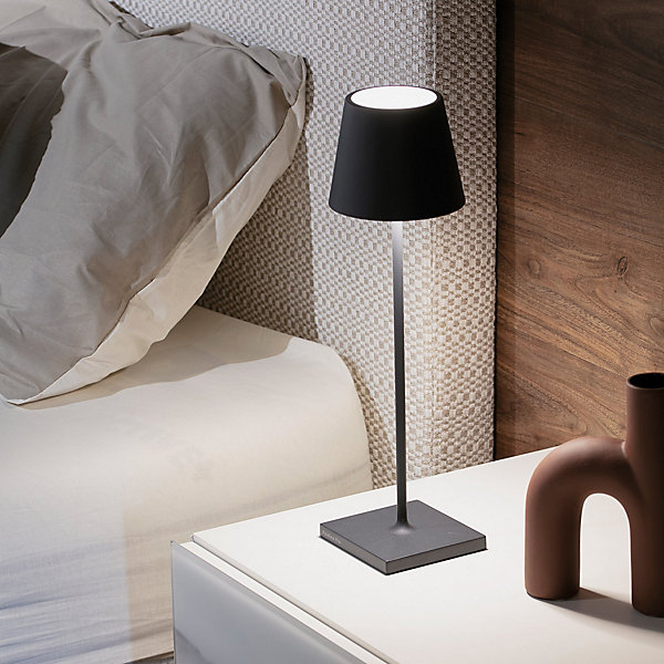 Lampe LED Poldina Pro Gris foncé rechargeable IP65 usage extérieur, dimmable avec autonomie jusqu'à 12 heures