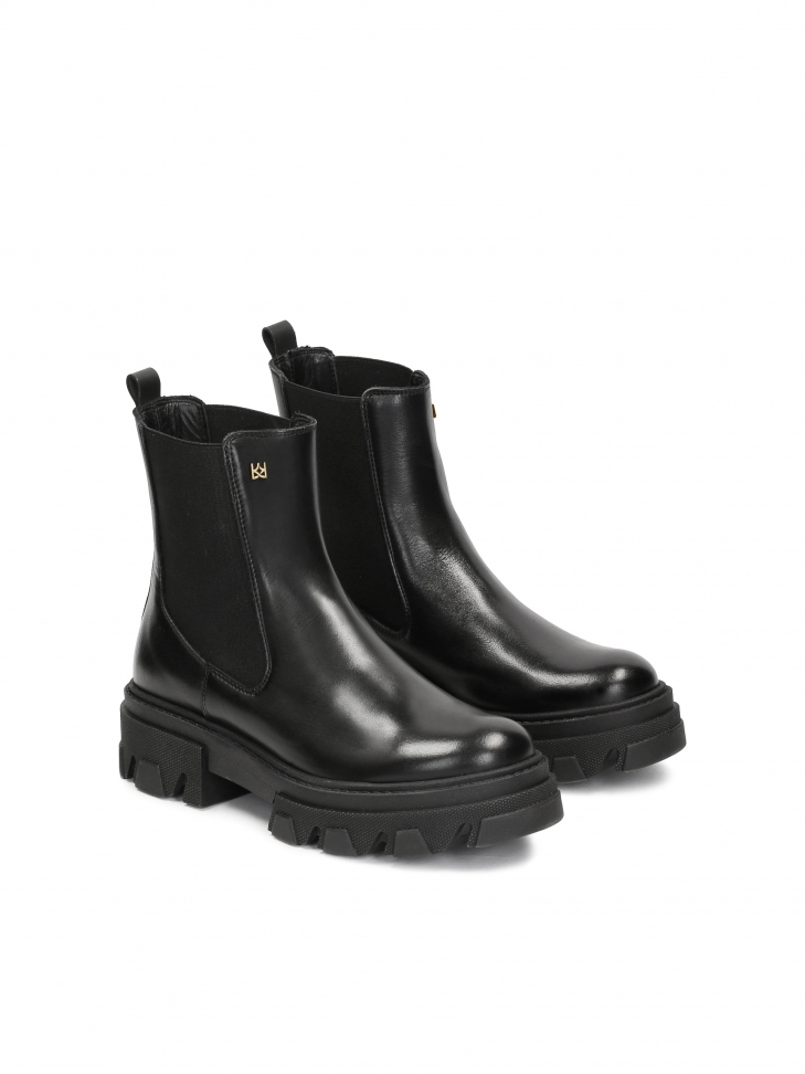 Leather boots on a thick sole with elastic inserts