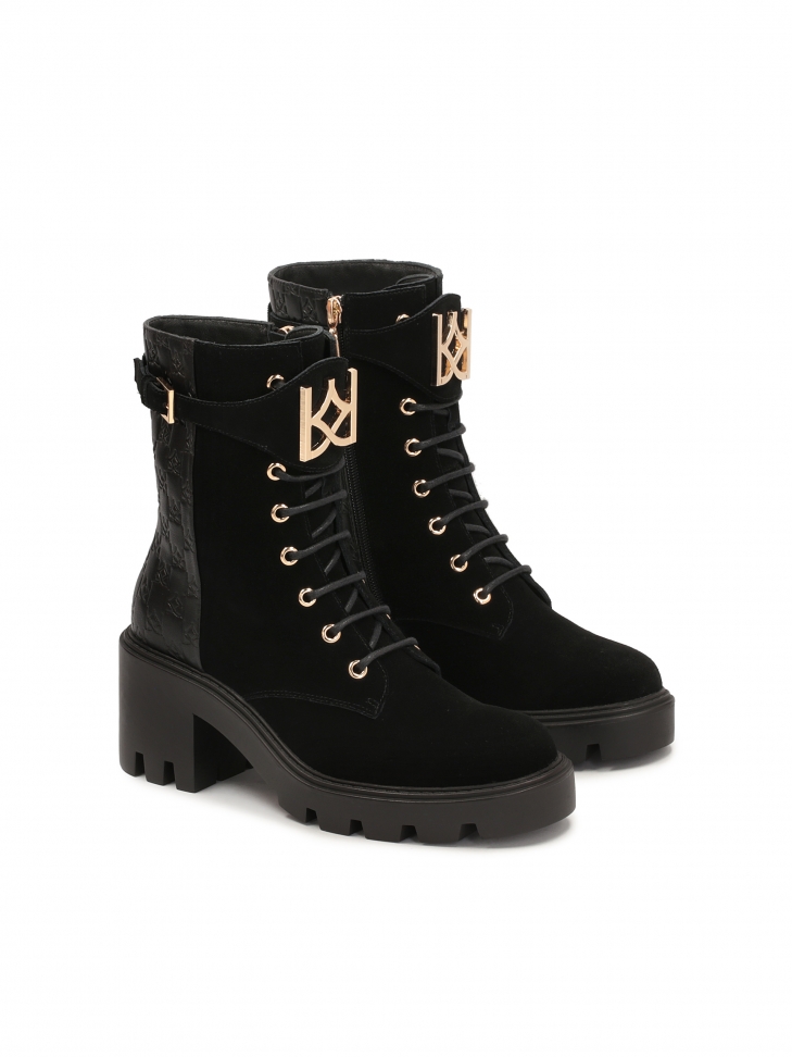 Black ladies' boots with thick heel with a lug