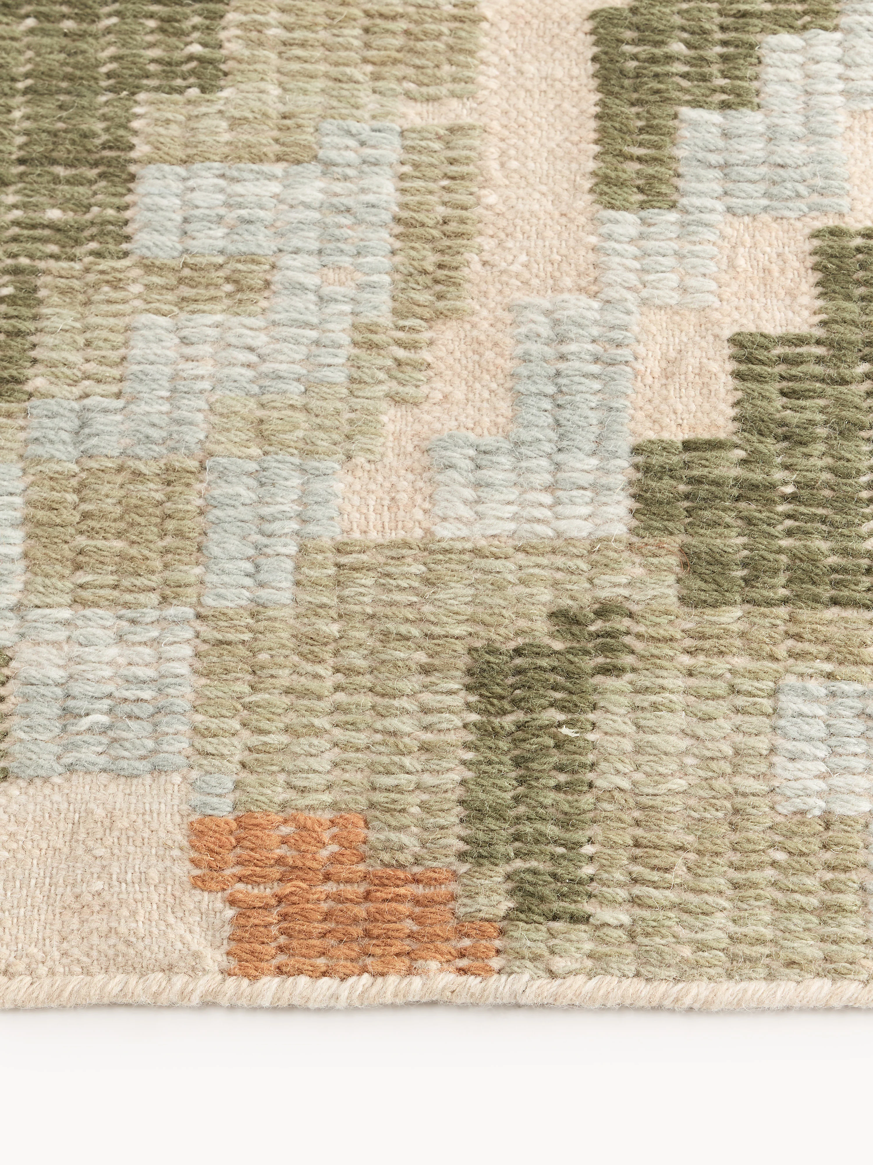 Wollteppich Rosha mit gesticktem Blumenmuster