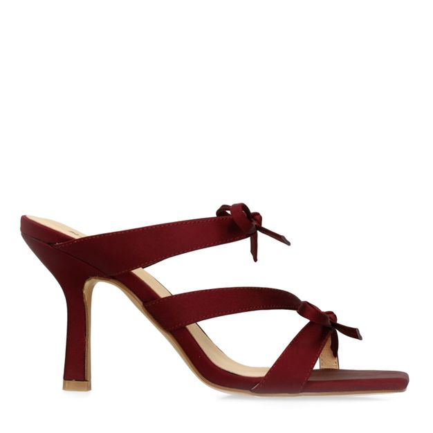 Bordeaux rode sandalen met hak en strikjes