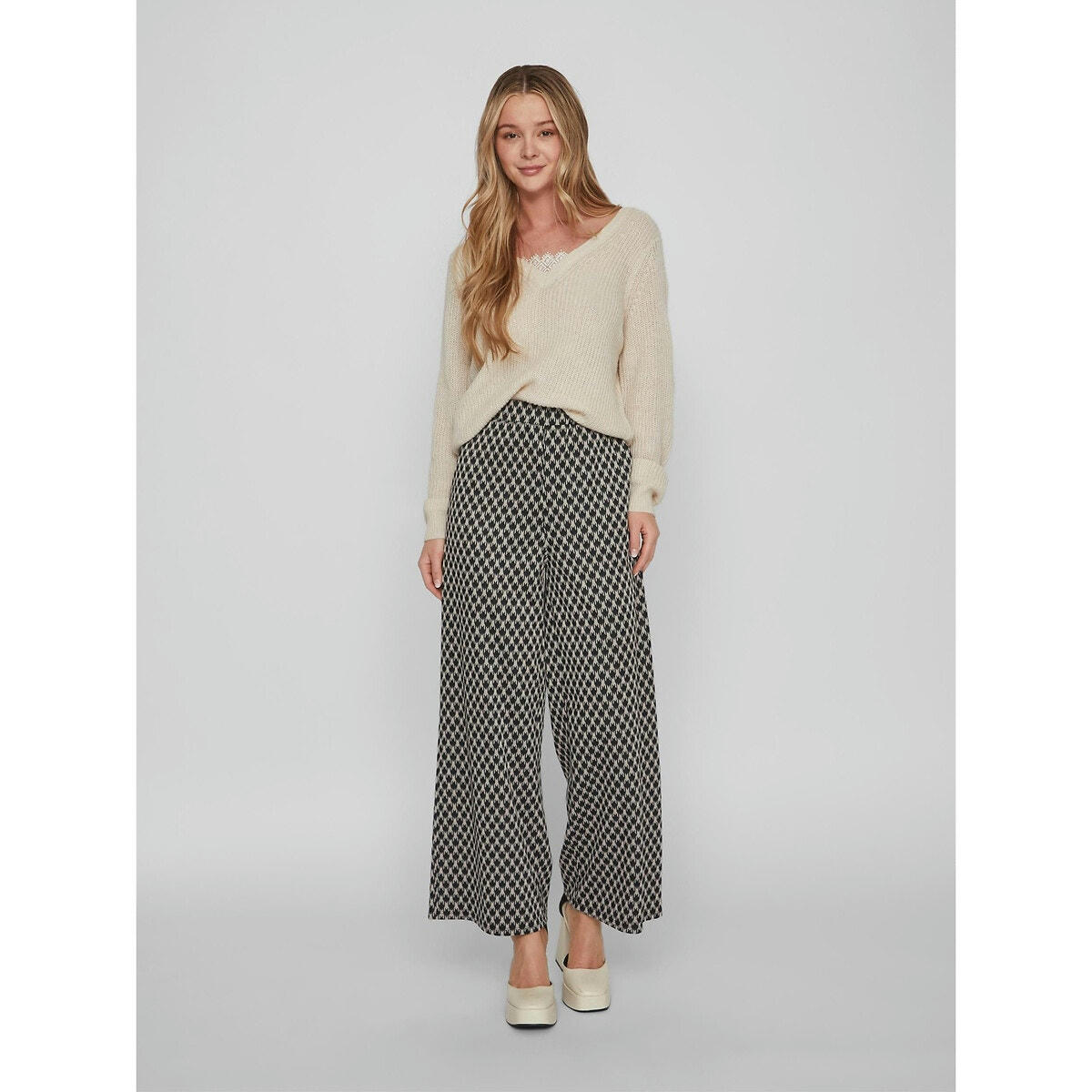 Pull en fine maille, encolu v avec détail dentelle