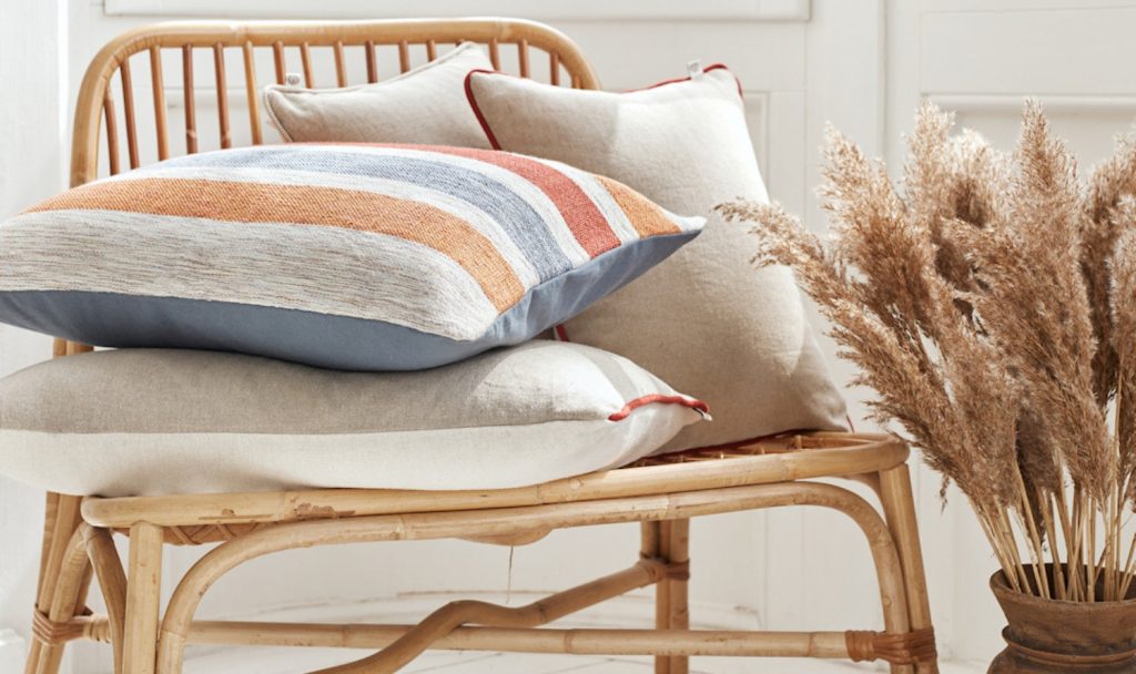 Ambiance maison CASA avec fauteuil et coussins aux tons naturels