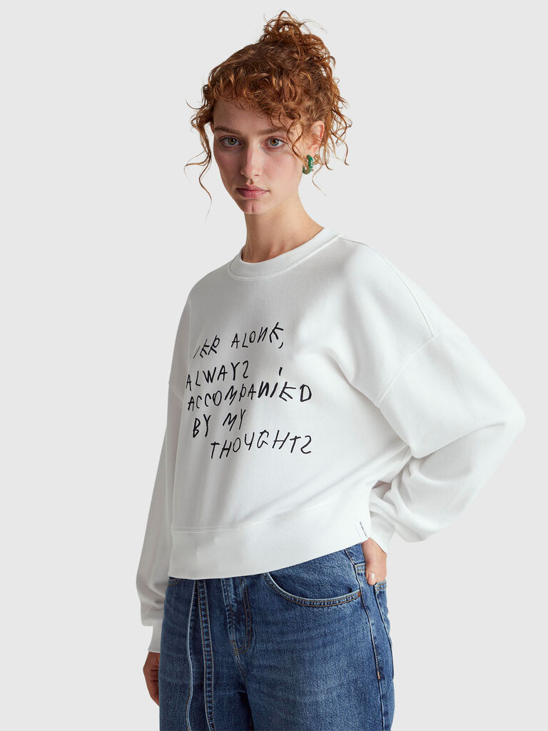White sweatshirt with Coco Capit&aacute;n embroidery
