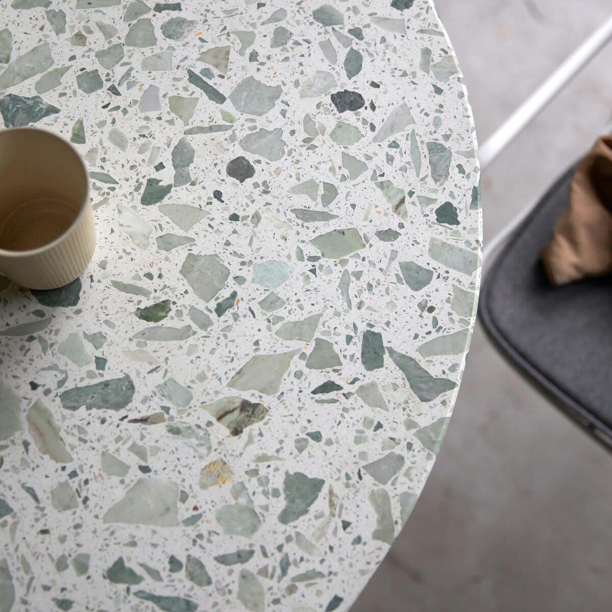 ELIO - Table ronde en terrazzo premium vert et métal 4 pers.