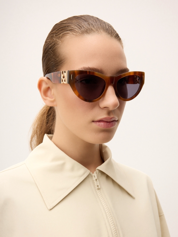 Cat-eye sunglasses with a tortoiseshell frame