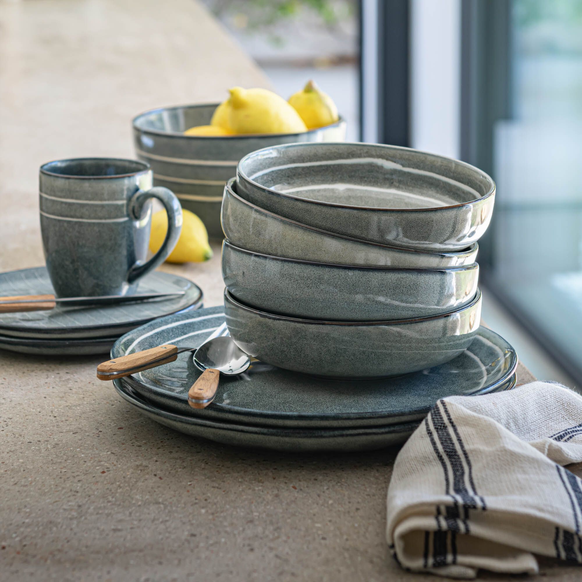 MACAO - Assiette creuse en grès D17,5cm - bleu calaluna