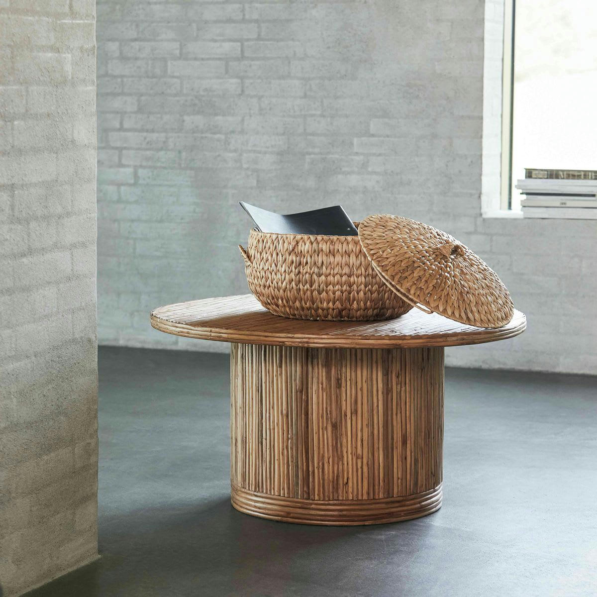 - Table basse ronde en rotin et MDF