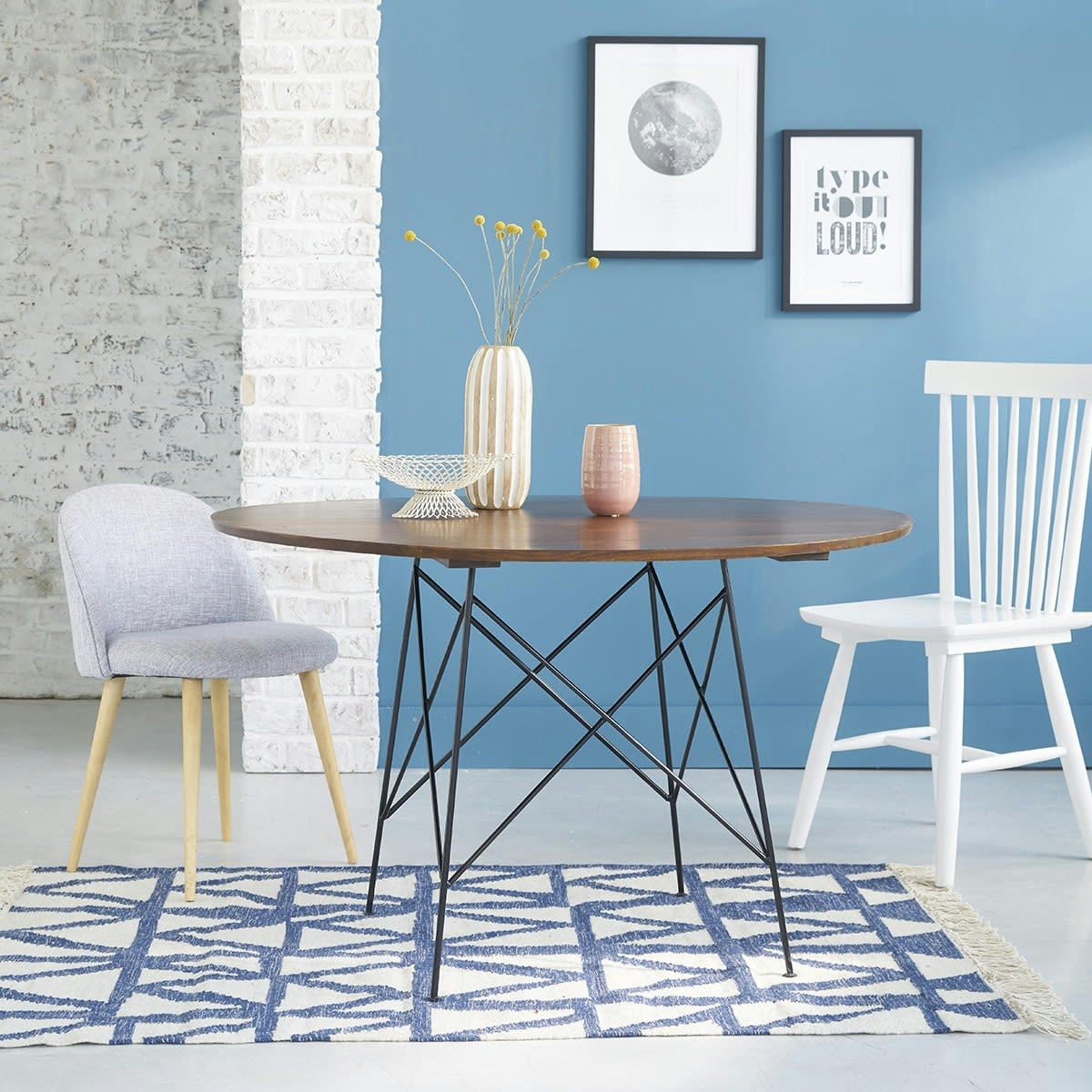 MILO - Table ronde en mindy massif finition noyer 4 personnes