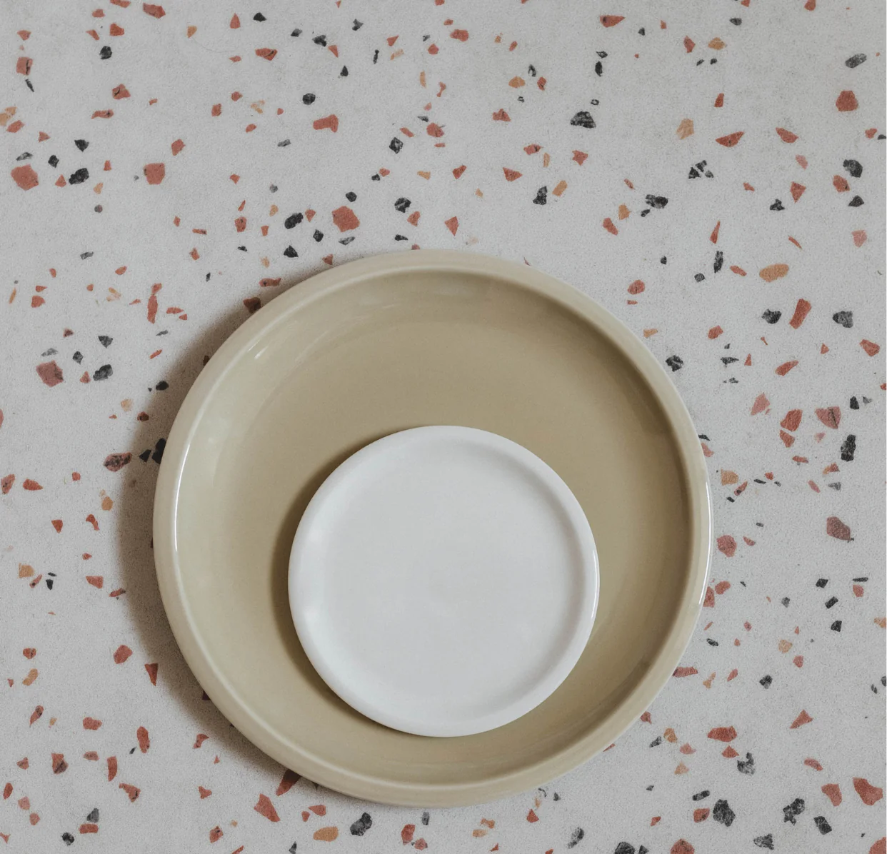 assiette plate vert argile