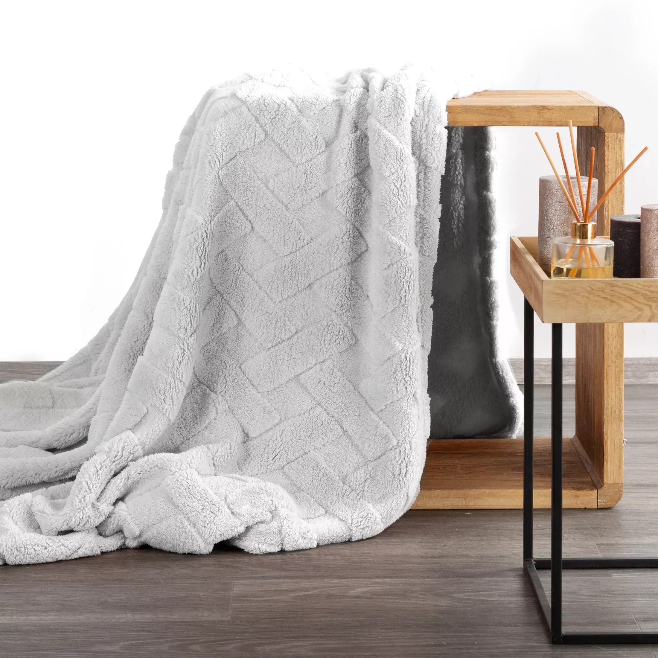 Koc flano 150x200 cm srebrny zdobiony wytłaczanym wzorem CARO Design 91