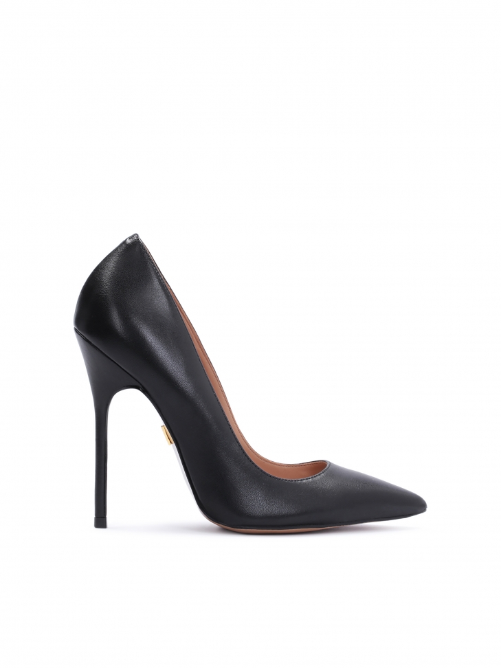 Ladies’ timeless stilettos in universal black