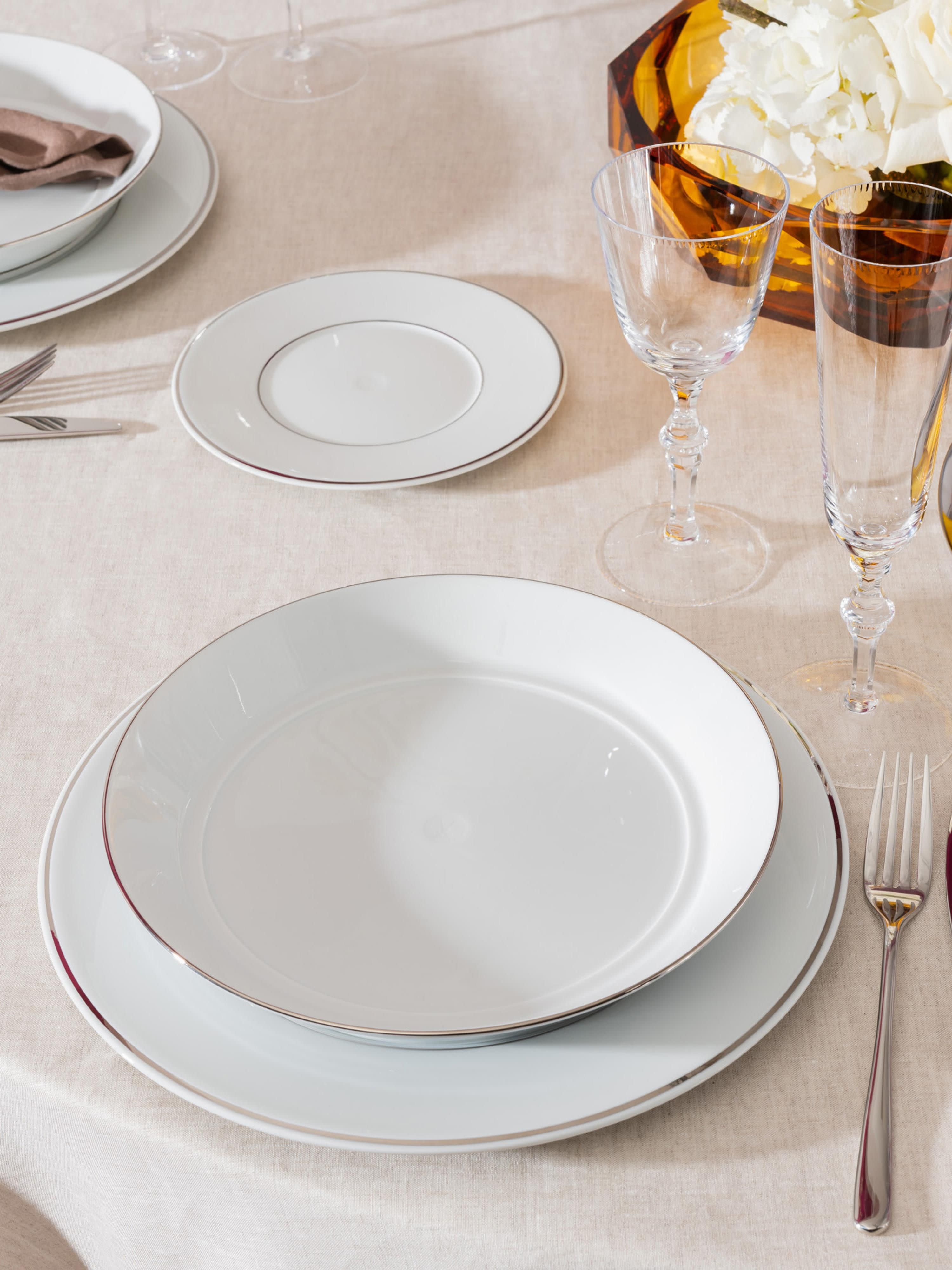 Handgefertigte Speiseteller Vitruv aus Porzellan mit handgemaltem Platinrand, 2er-Set