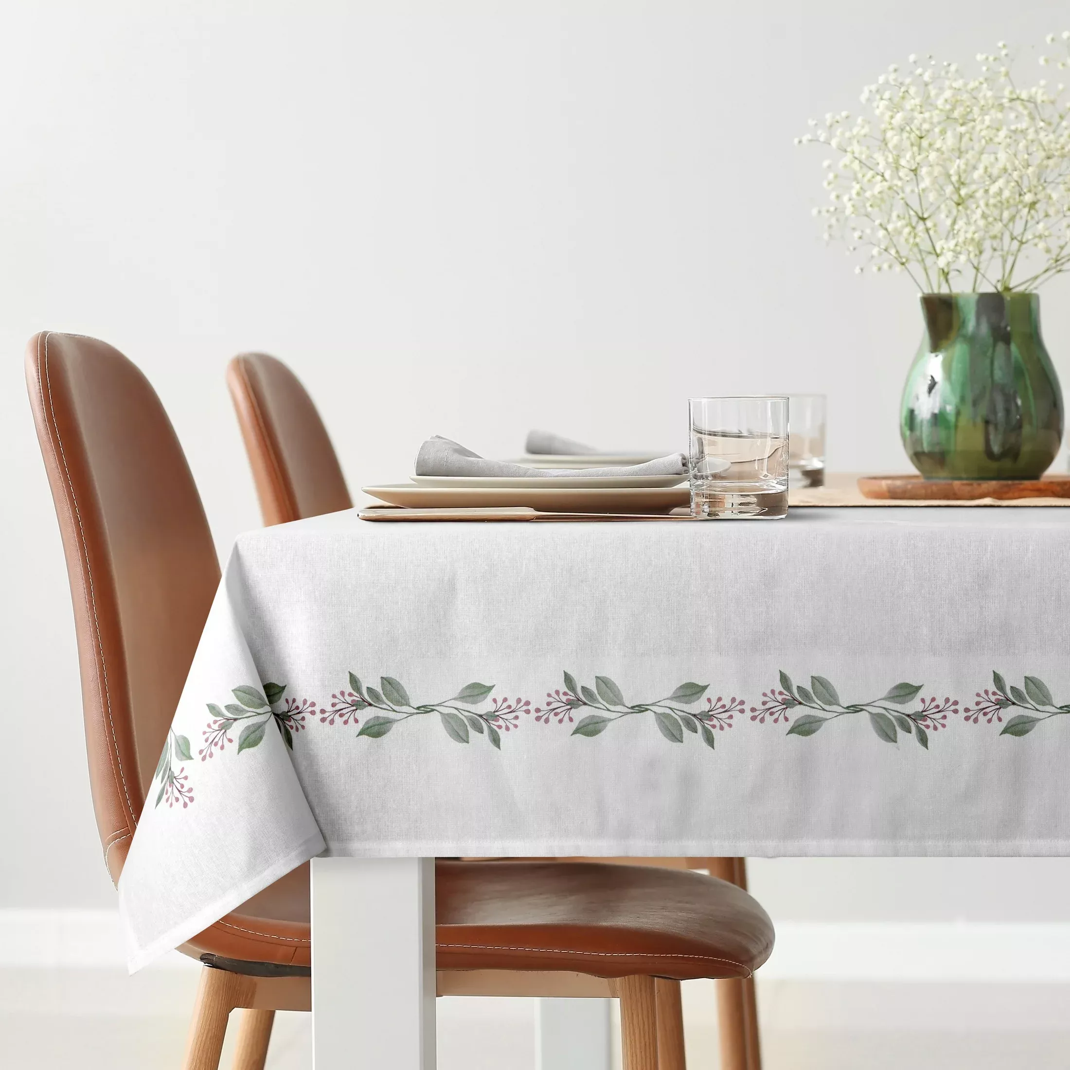 Obrus na stół plamoodporny 140x220 cm biało, zielony z motywem roślinnym - LILY