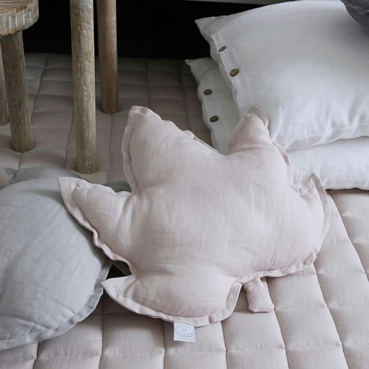 - Coussin feuille d'érable rose poudré (43 cm)