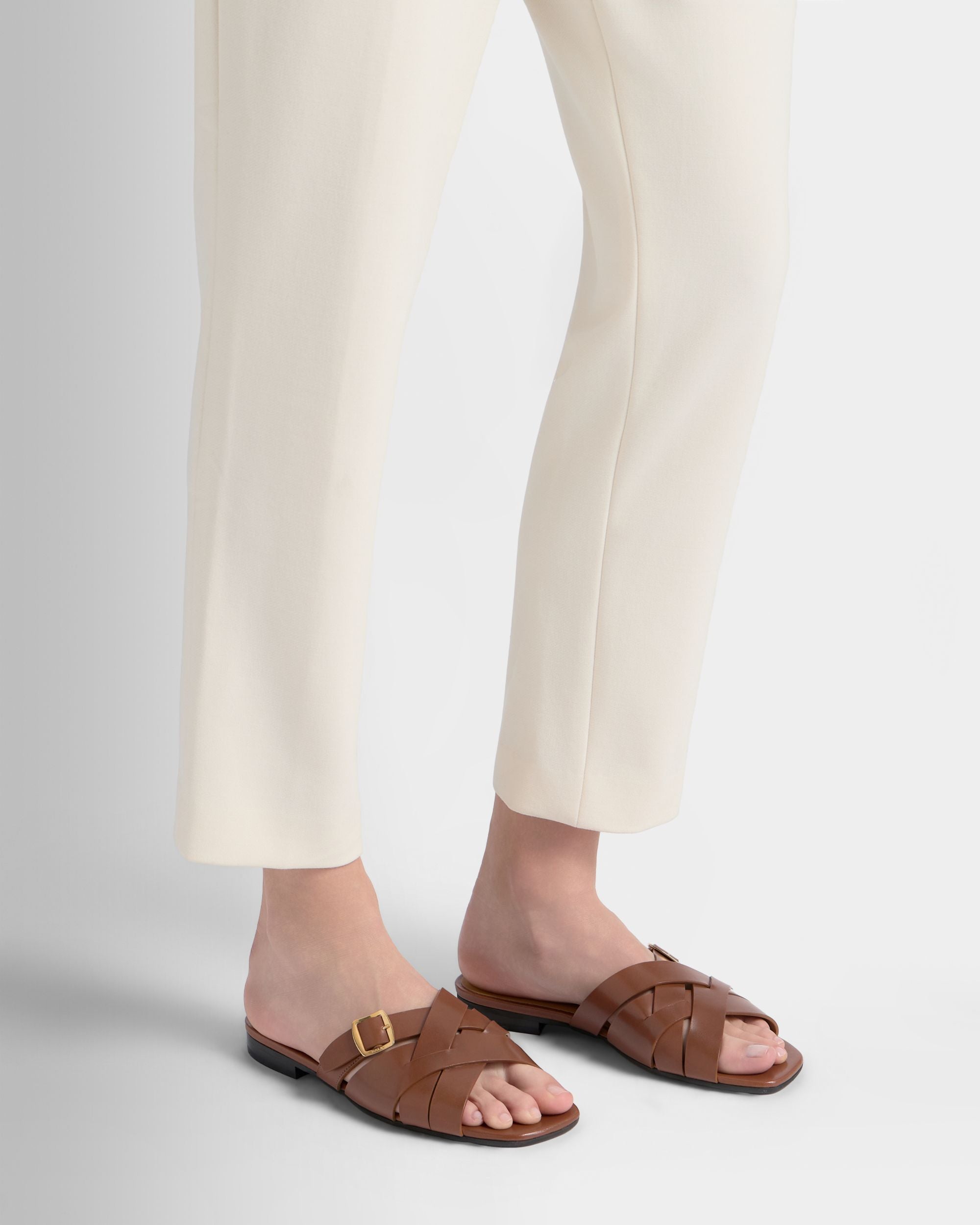 Flache Sandalen Essence aus Leder in Amber Brown
