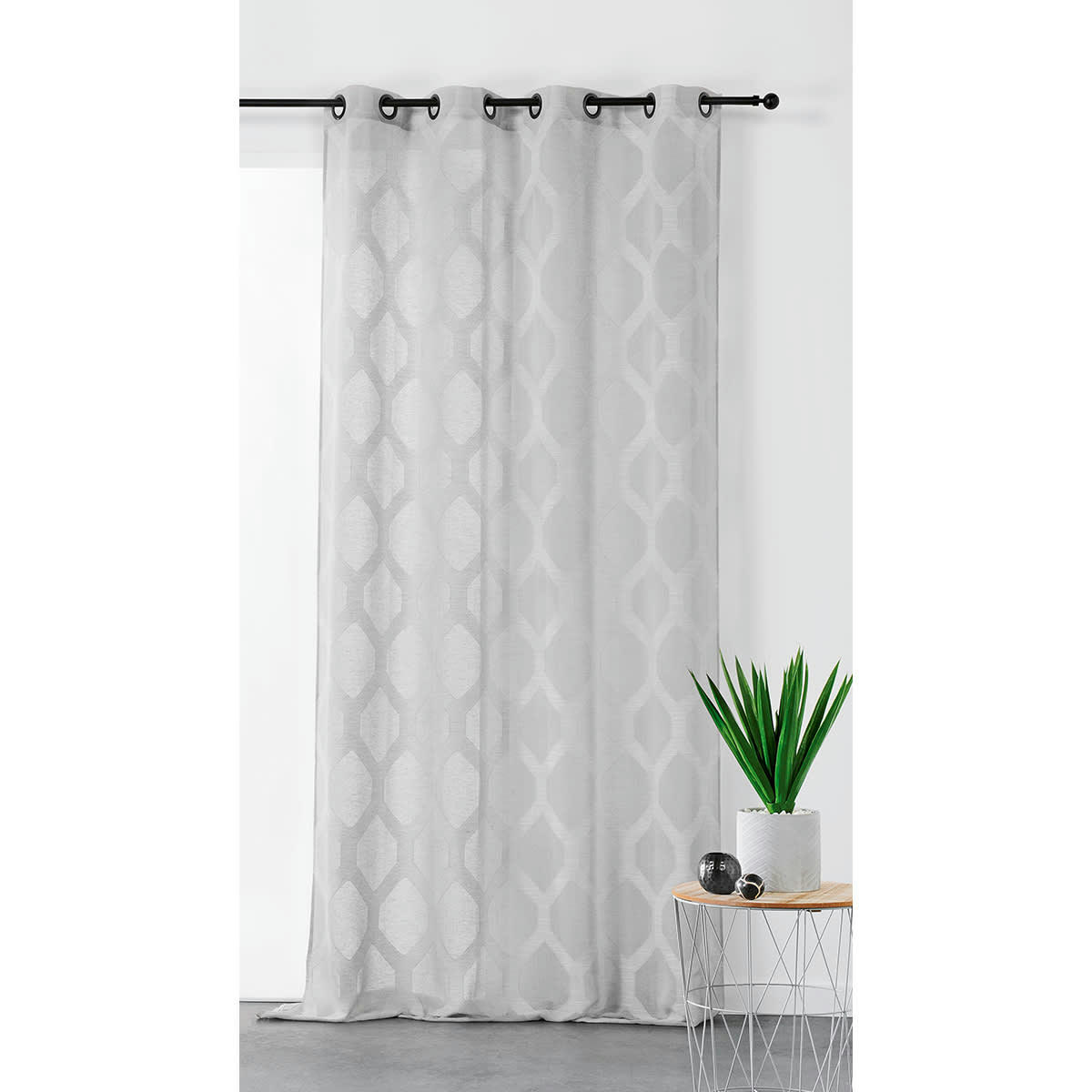 - Voilage à motifs géométriques verticaux