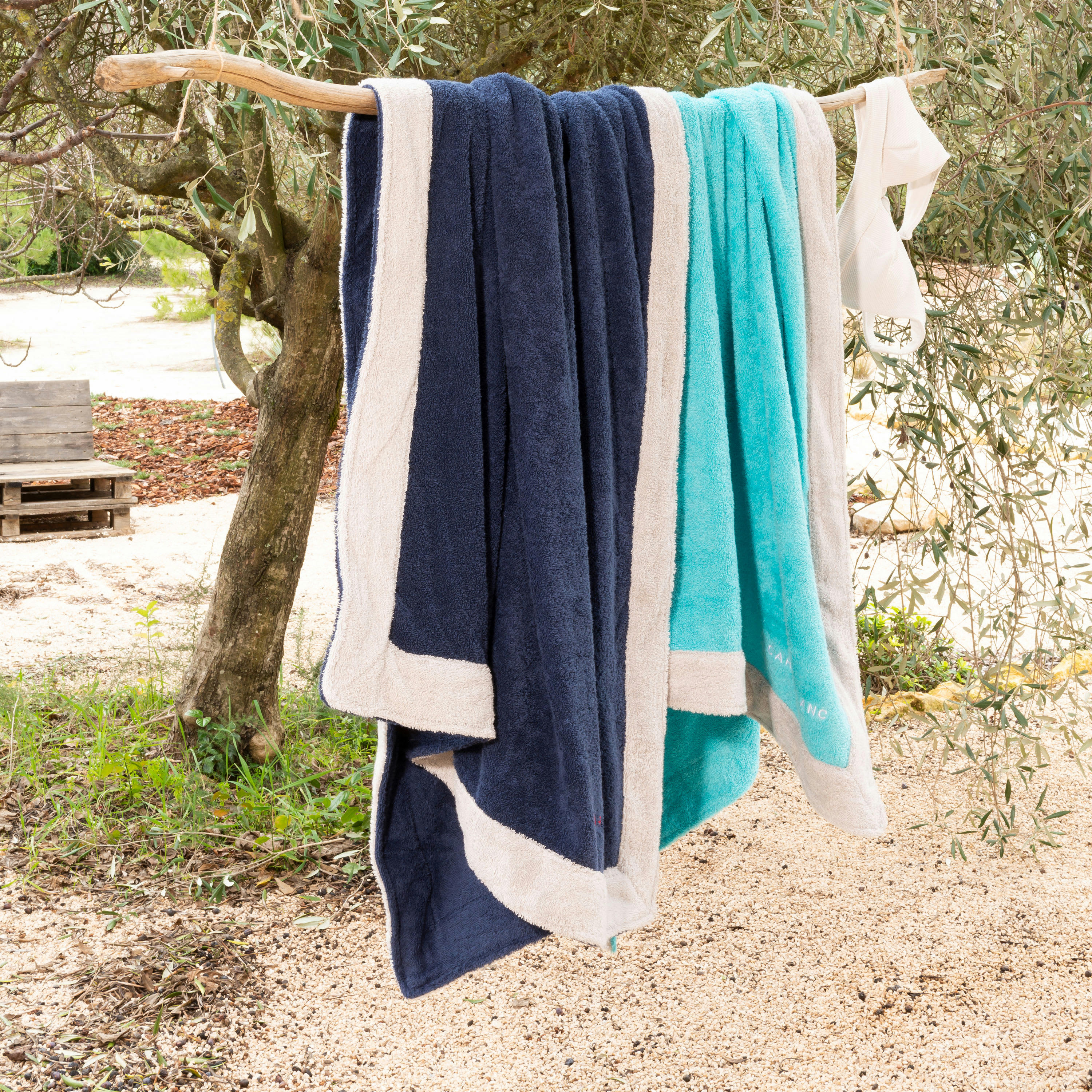 GREG - Drap de plage coton bouclette brodé bleu 100 x 180 cm