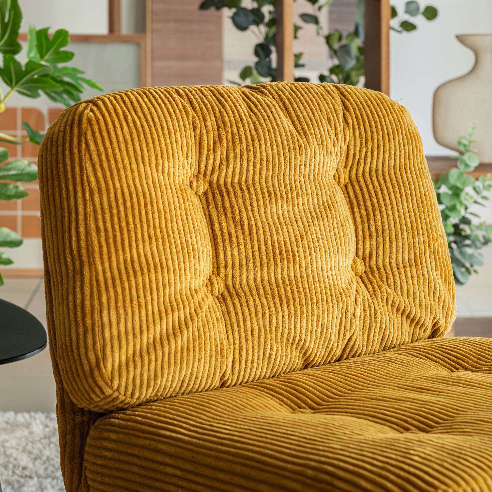 KIARA - Chaise pivotante en velours côtelé et piétement en fer - jaune argan