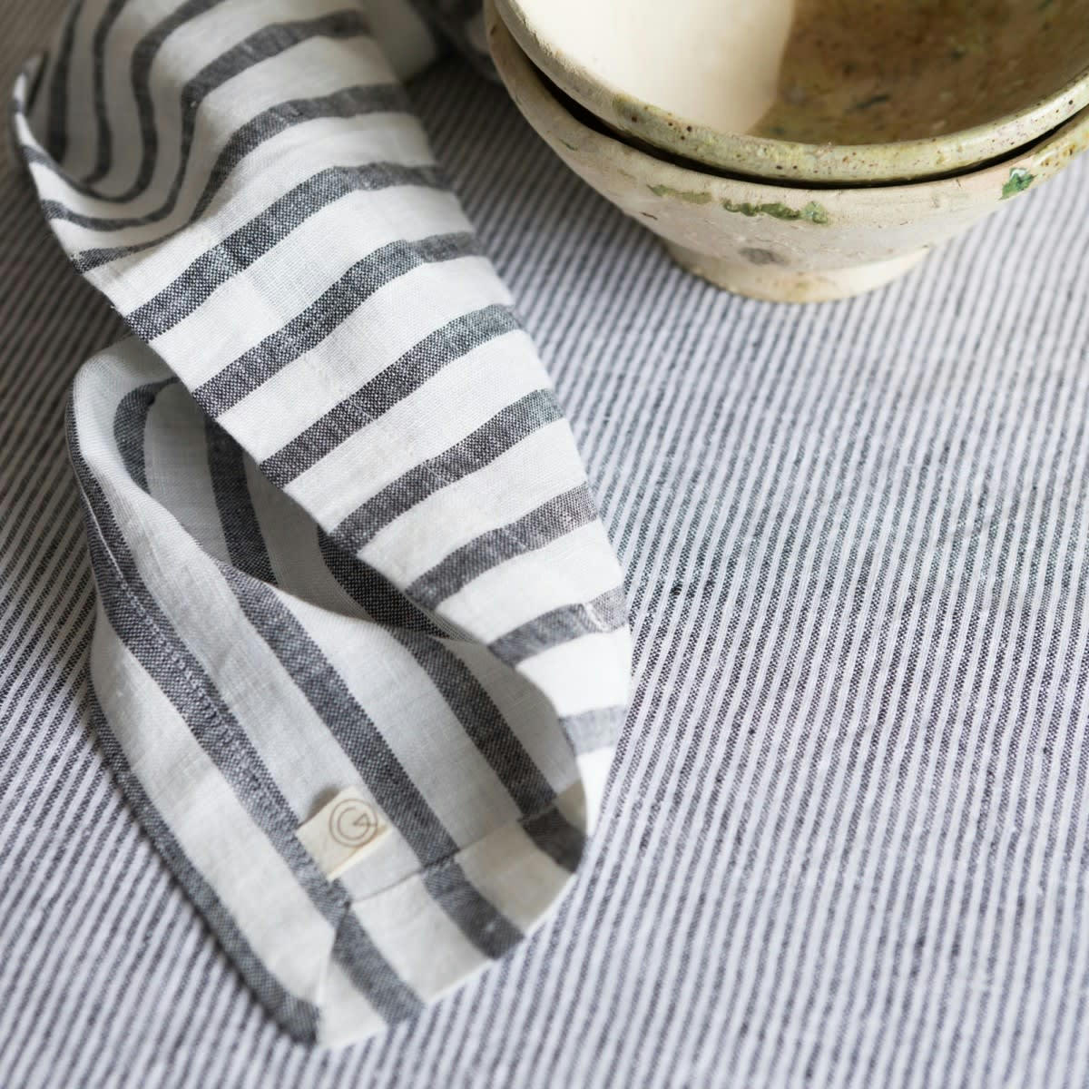 LES ESSENTIELS - Nappe en lin lavé fines rayures noir/crème 175x300