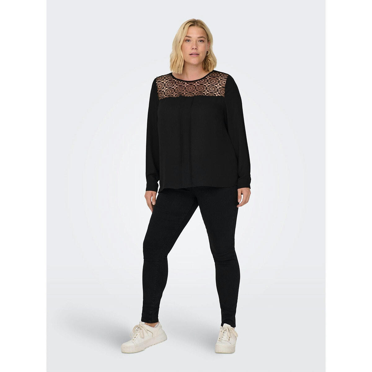 Blouse  col rond, broderie col