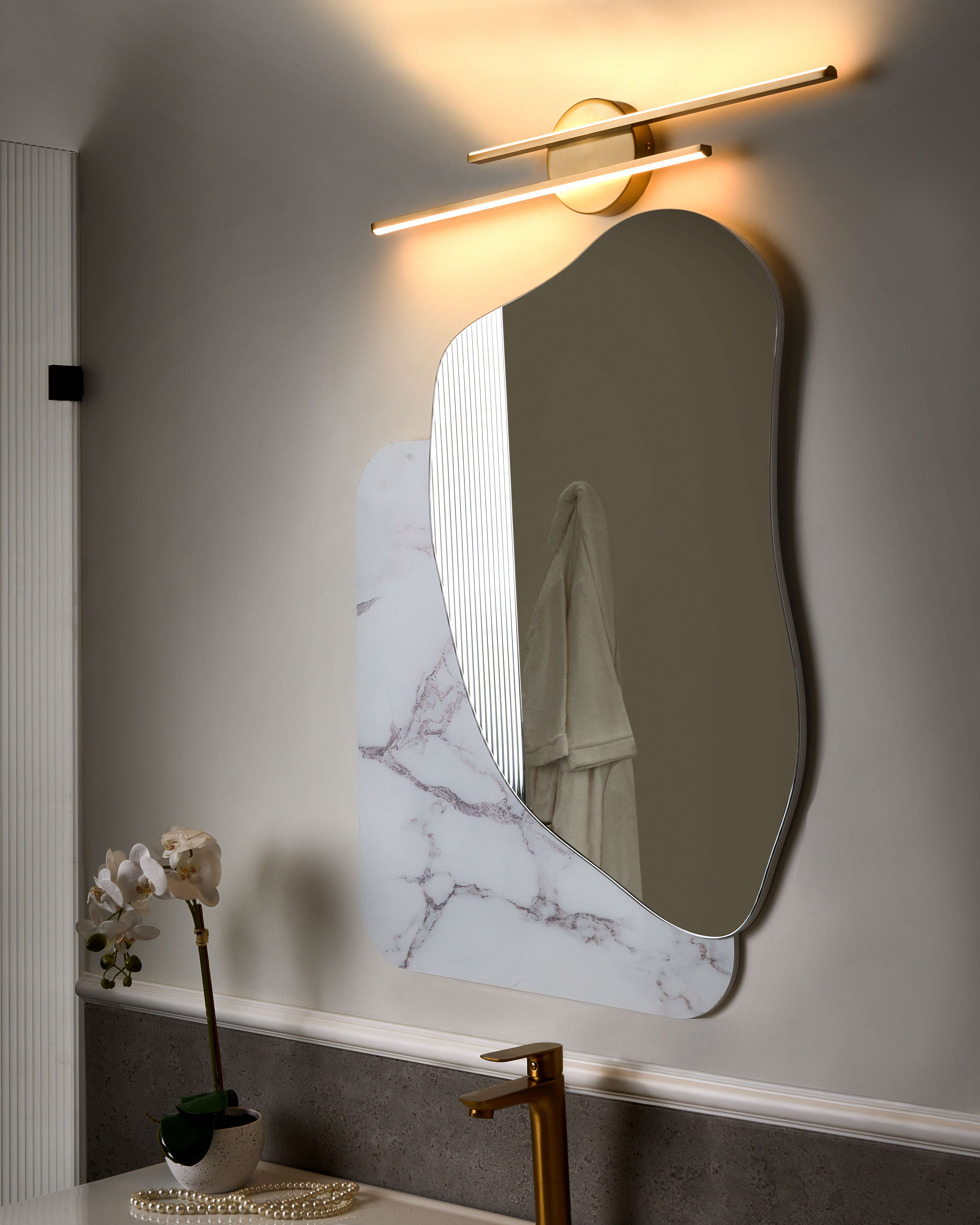 Picture and Mirror LED Light TOUQUES Metal Gold