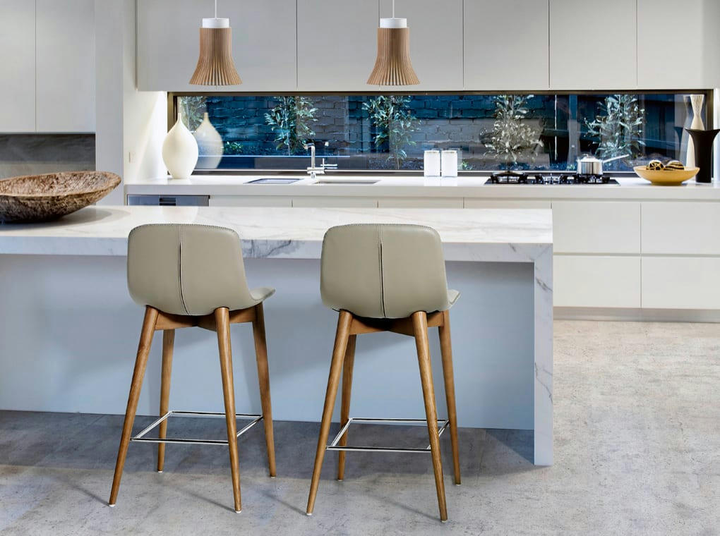 - Tabouret en croûte de cuir et bois couleur noyer