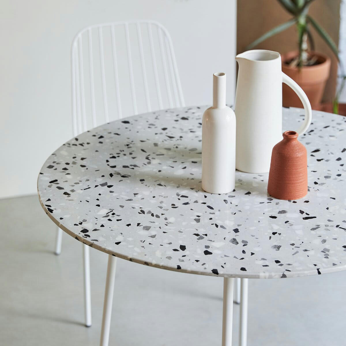 ELIO - Table ronde en terrazzo premium et métal blanc 4 pers.