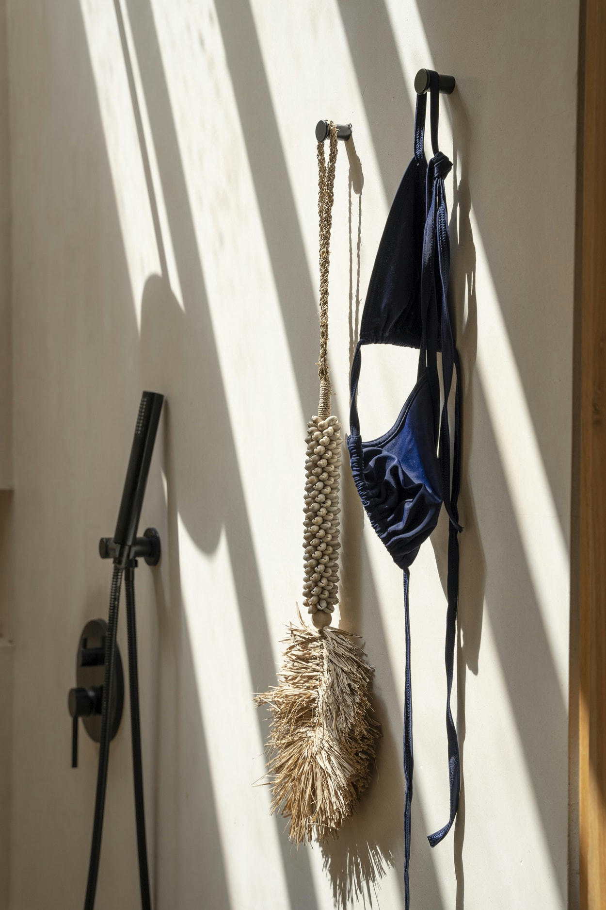 RAFFIA SHELL - Décoration suspendue en coquillage et raphia creme naturel