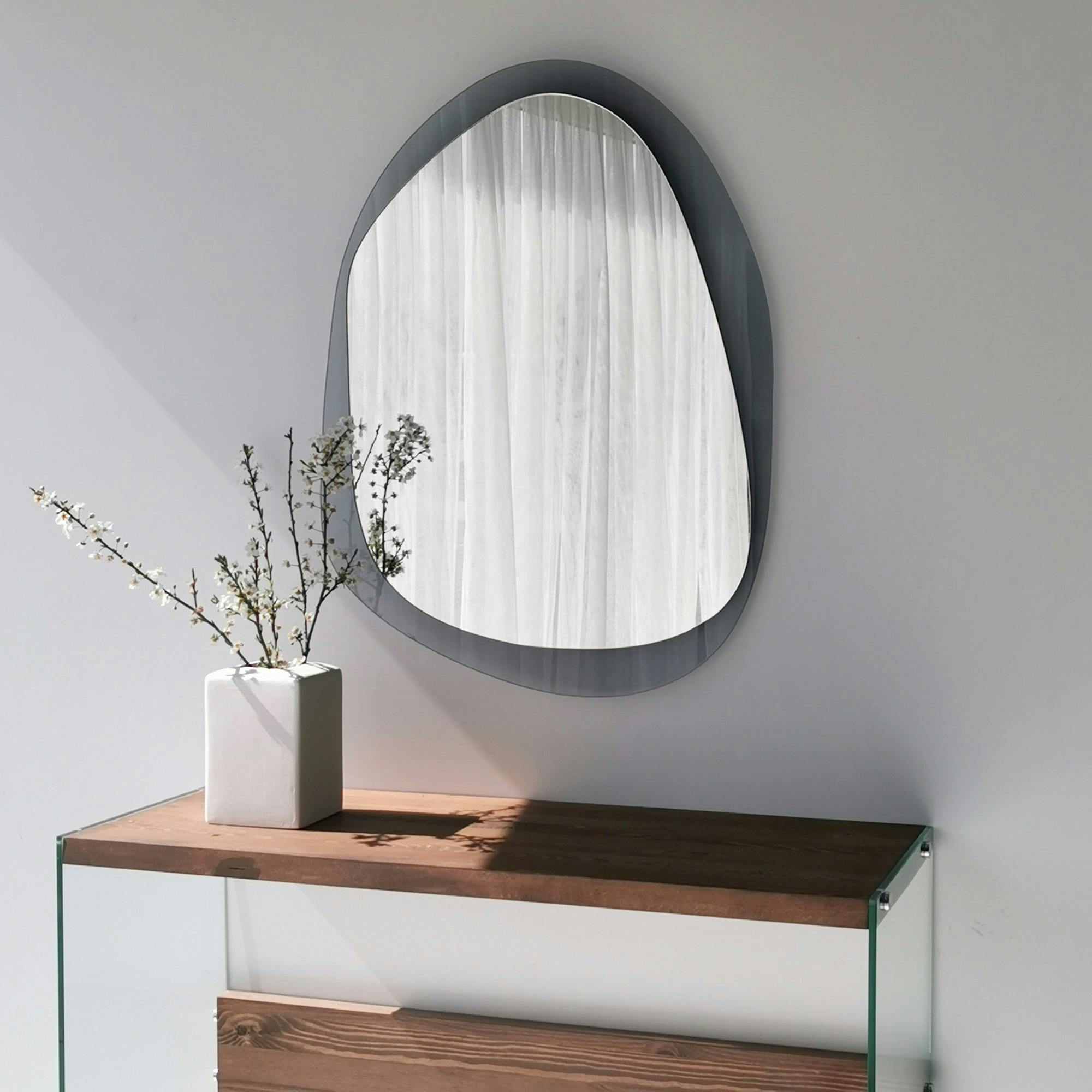 Miroir design organique cadre verre fumé 75 cm CODY