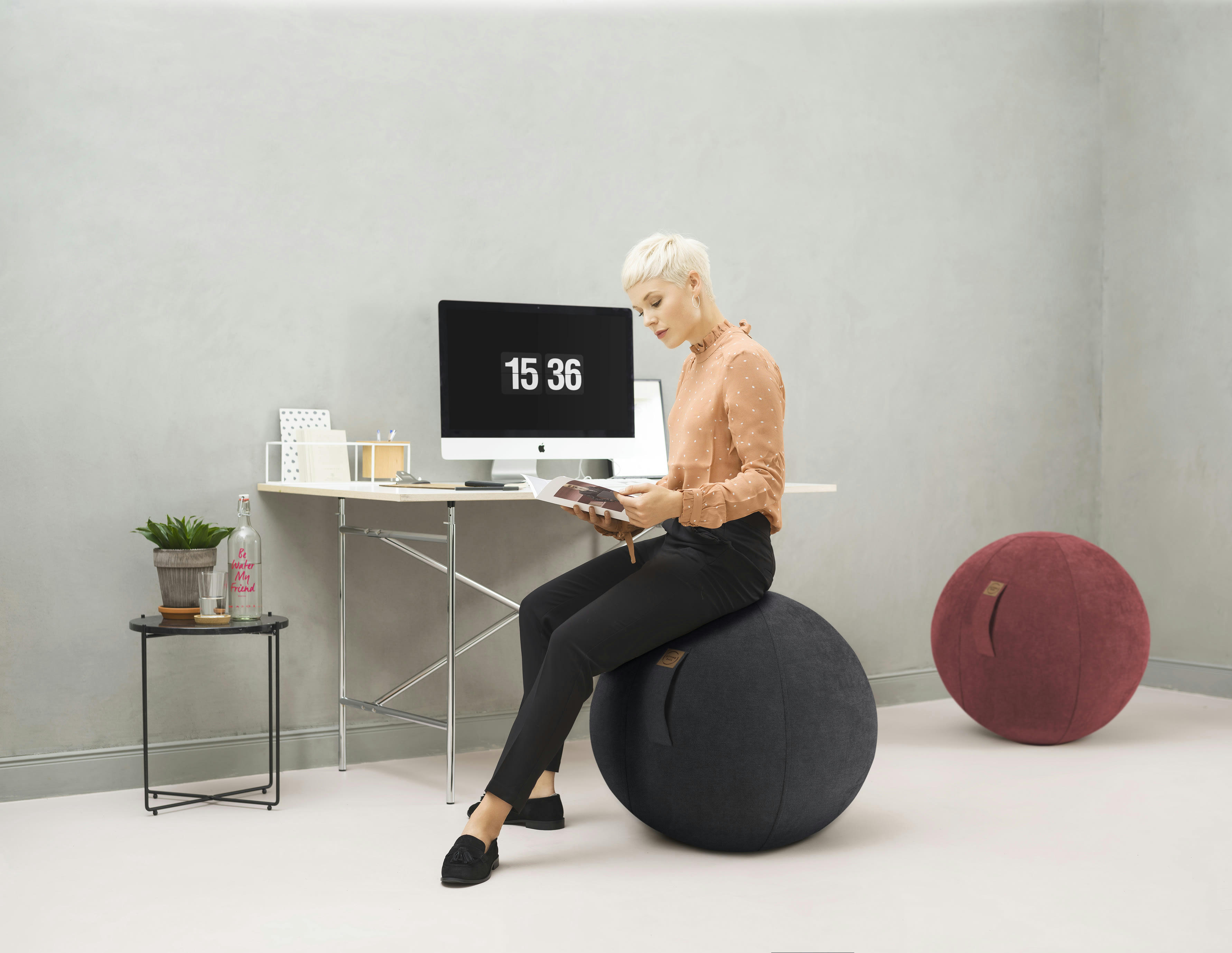 ALFA - Balle d'assise design en suédine noir avec poignée  D65